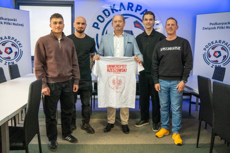 Piłkarze AZS-u Uniwersytet Rzeszowski odwiedzili Podkarpacki ZPN. Latem jadą na Uniwersyteckie mistrzostwa Europy